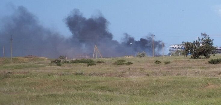 Explosions near the military airfield in Saky, smoke billowing: photos and videos from the scene