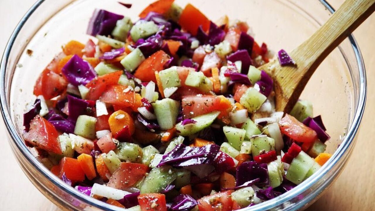 Spicy Georgian salad: how to prepare this budget dish