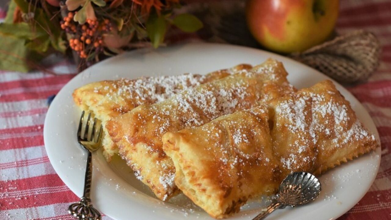 How to make juicy banana and chocolate puffs: better than any pie