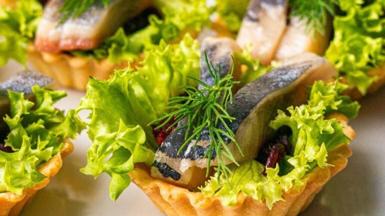 Tartlets with herring in 20 minutes: a budget appetizer option