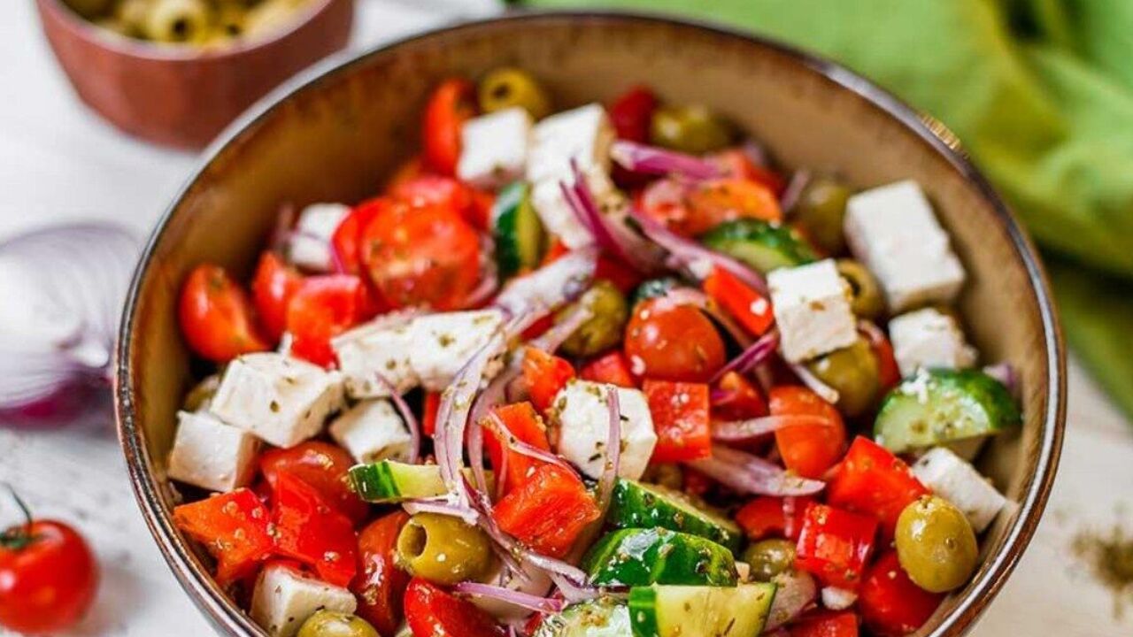 Greek salad without mayonnaise for a festive table: how to make the dish even tastier