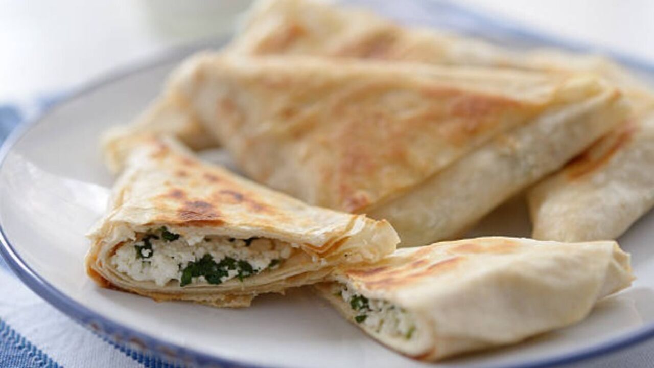 No dough and no baking: lazy puffs with cheese and herbs in 15 minutes