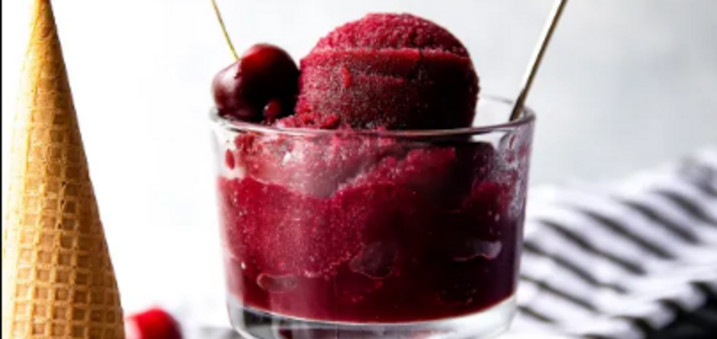 Cherry granita instead of ice cream: you only need 4 ingredients