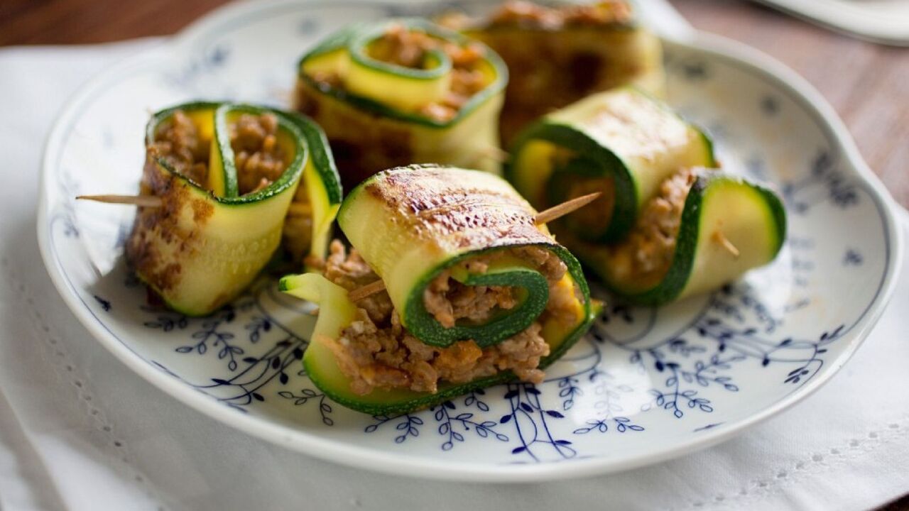 Simple and quick zucchini rolls with a delicious filling