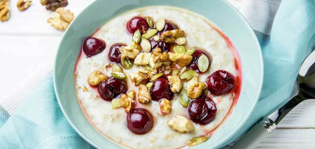 Oatmeal with cherries