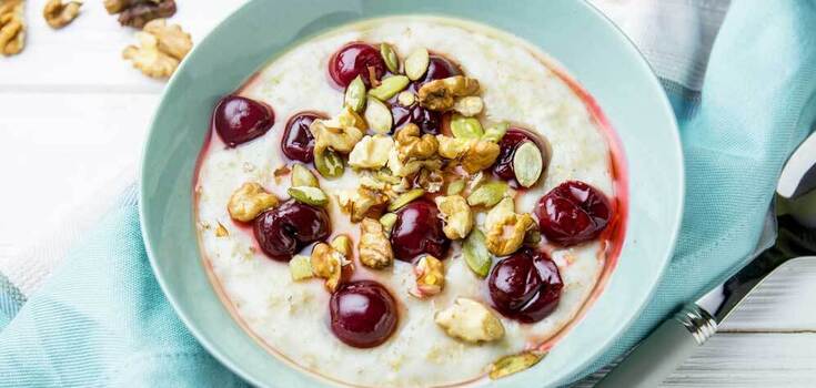 Oatmeal with cherries