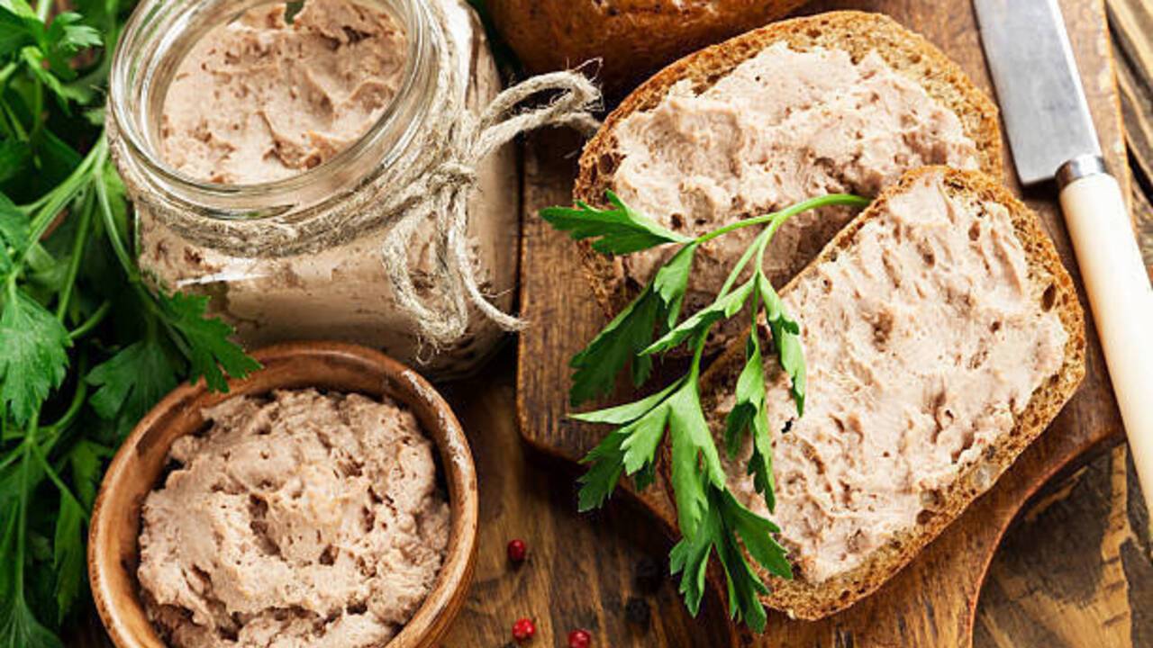 Delicate chicken liver pate: how to get rid of the specific smell of the product