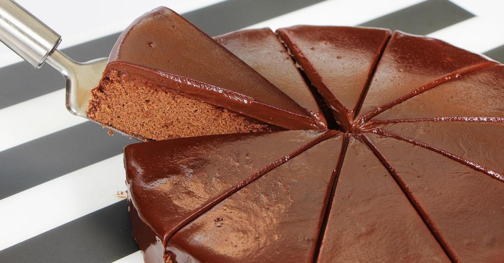 Fluffy chocolate cake: what to cook with