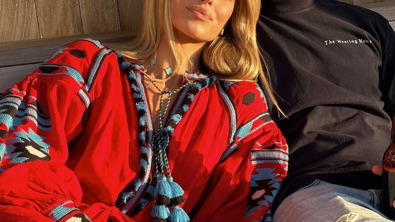 Rotaru's granddaughter in a luxurious embroidered shirt showed the face of her billionaire lover. Photo