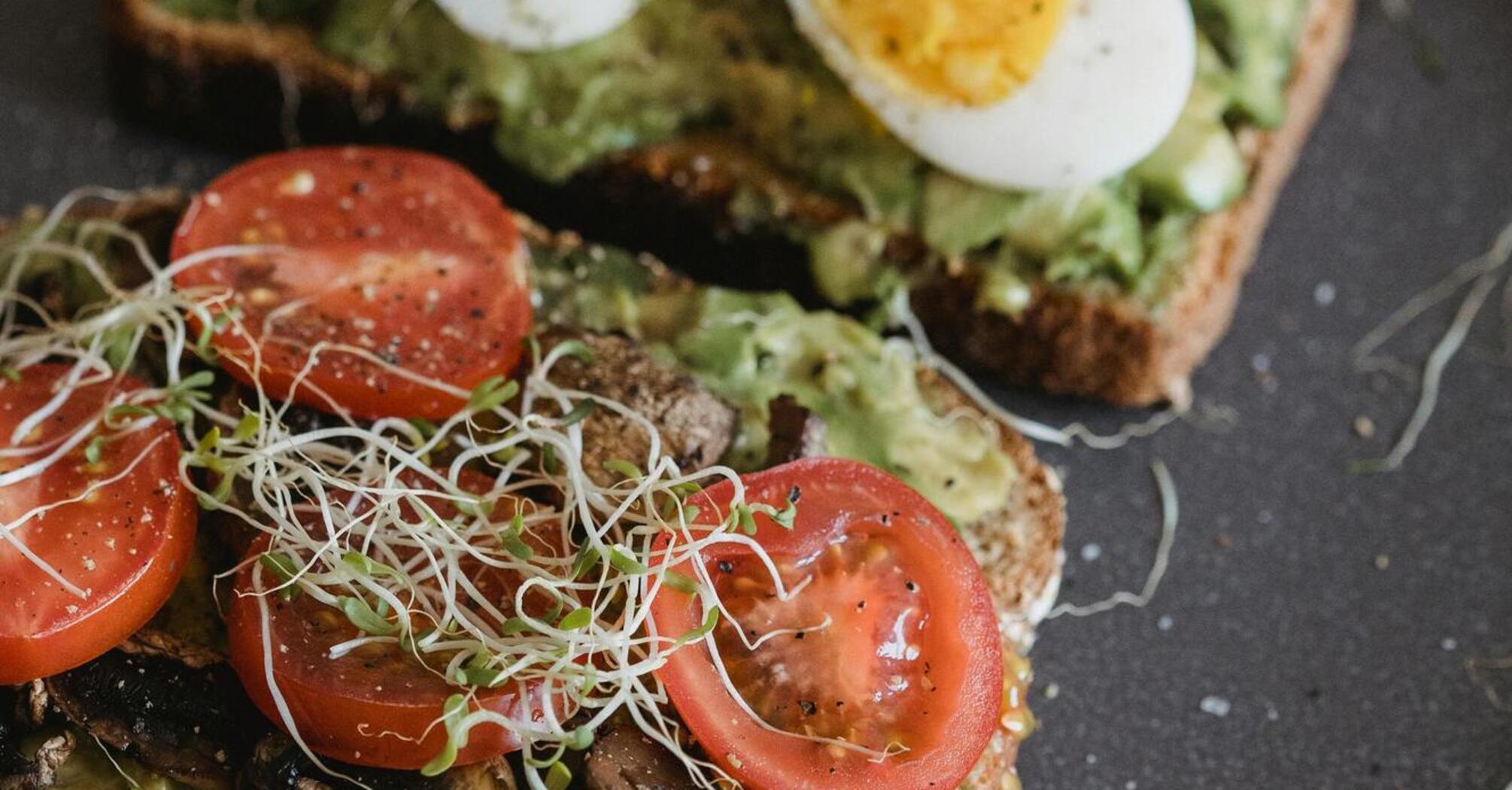 Budget toast in 3 minutes: you need bread and tomatoes