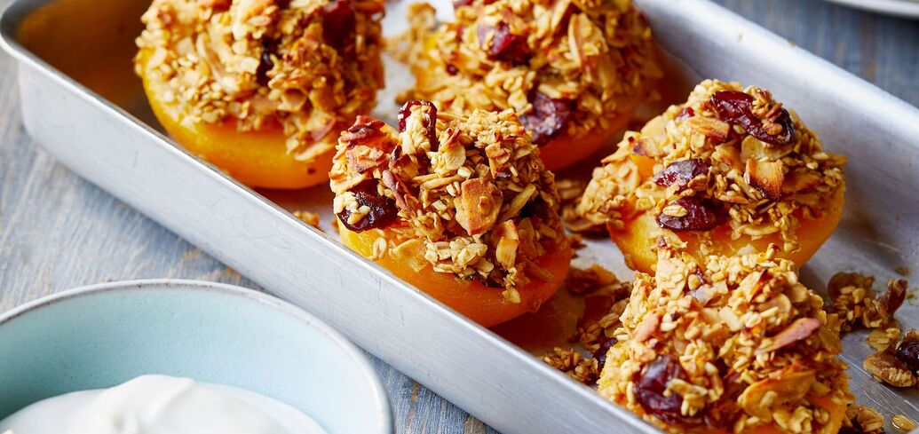 Baked peaches with granola for breakfast: stay juicy and healthy