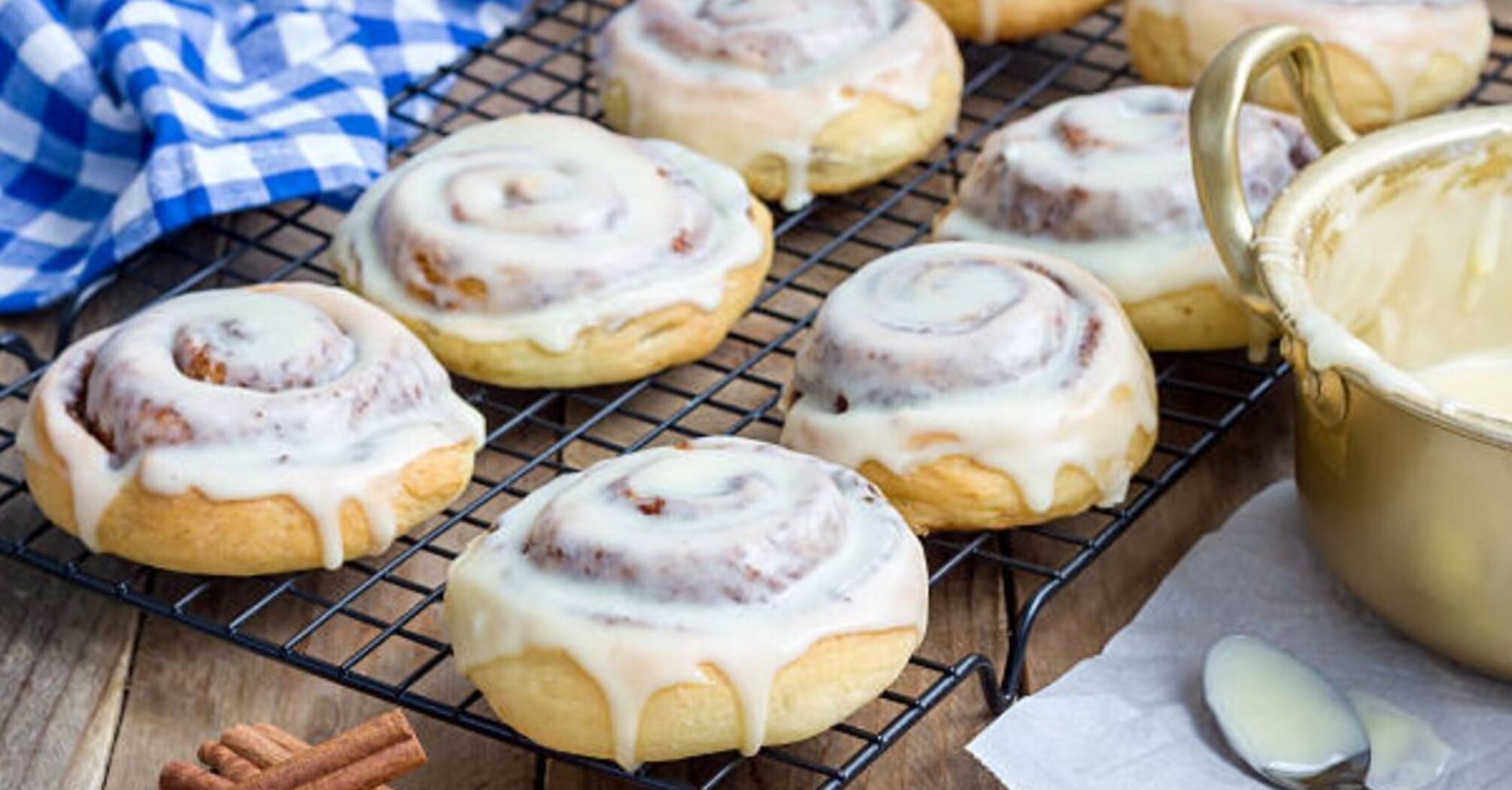 Cinnabons with sugar, cinnamon and peaches: how to make the easiest dough