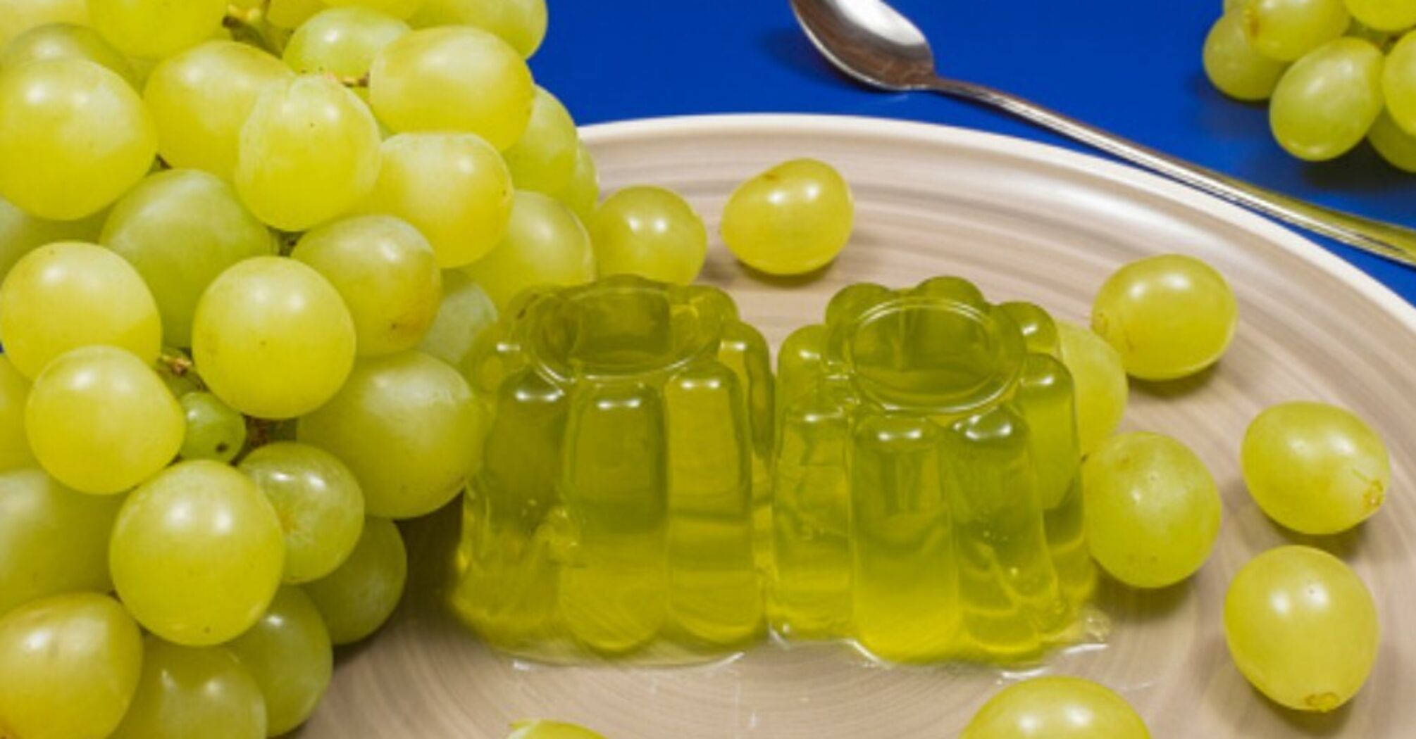 Jelly with fresh grapes in 15 minutes: the easiest no-bake dessert