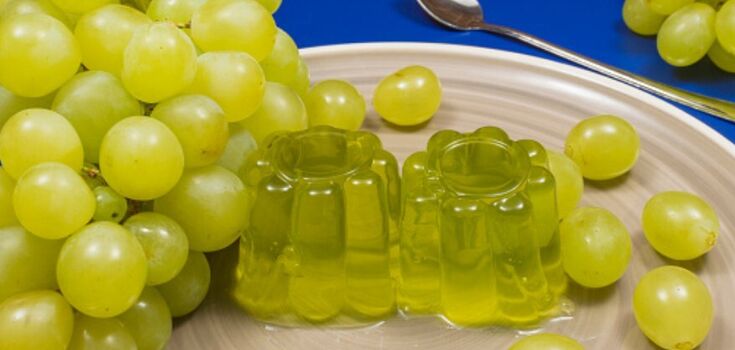 Jelly with fresh grapes in 15 minutes: the easiest no-bake dessert