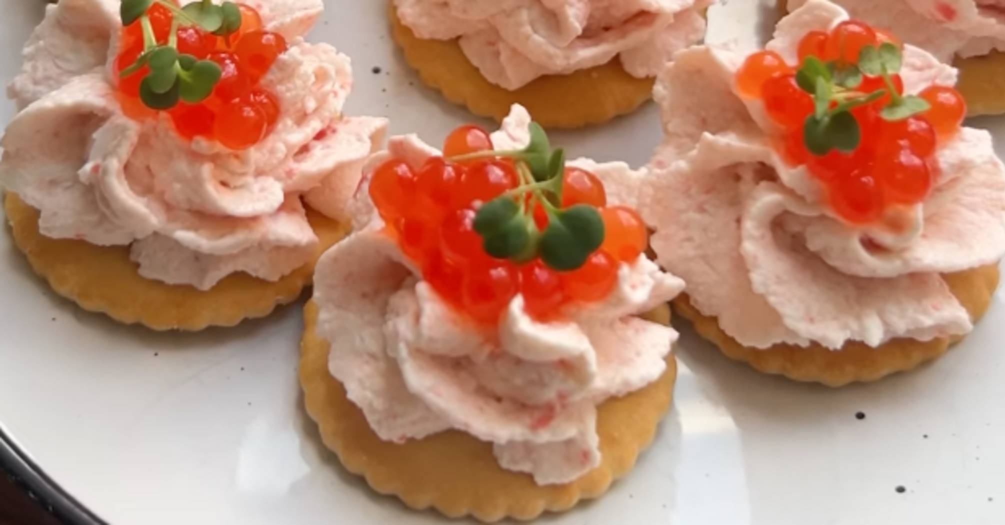 Appetizer of crab sticks and crackers: for a festive table and for every day