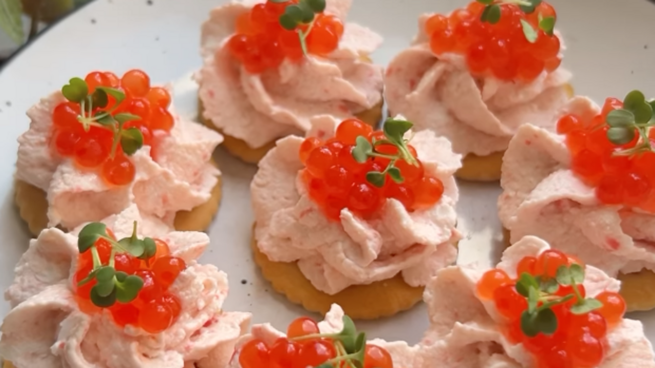 Appetizer of crab sticks and crackers: for a festive table and for every day