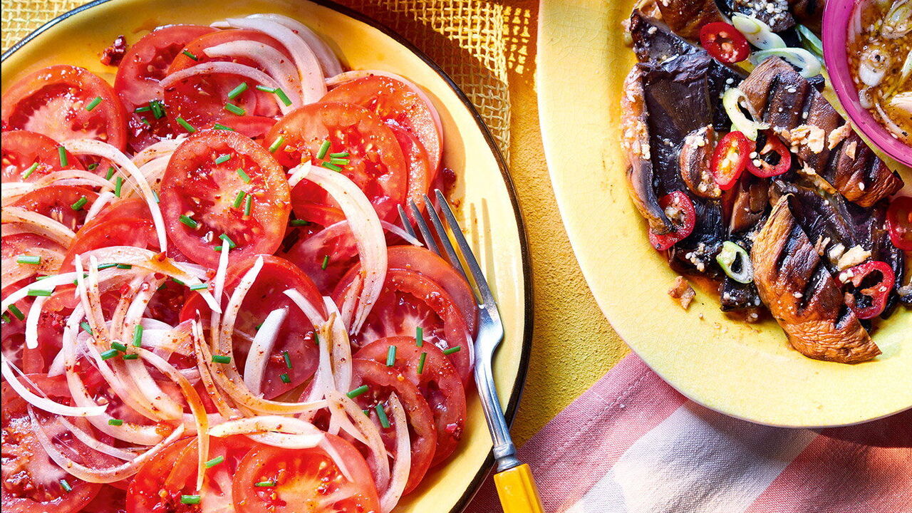 Fresh pickled tomatoes with onions for barbecue: you can eat in 30 minutes