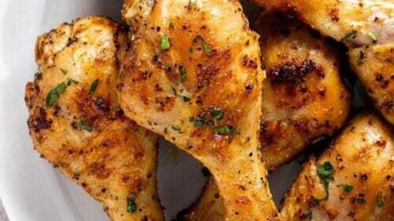 Juicy chicken legs in the oven for a hearty dinner: what to marinate the meat in