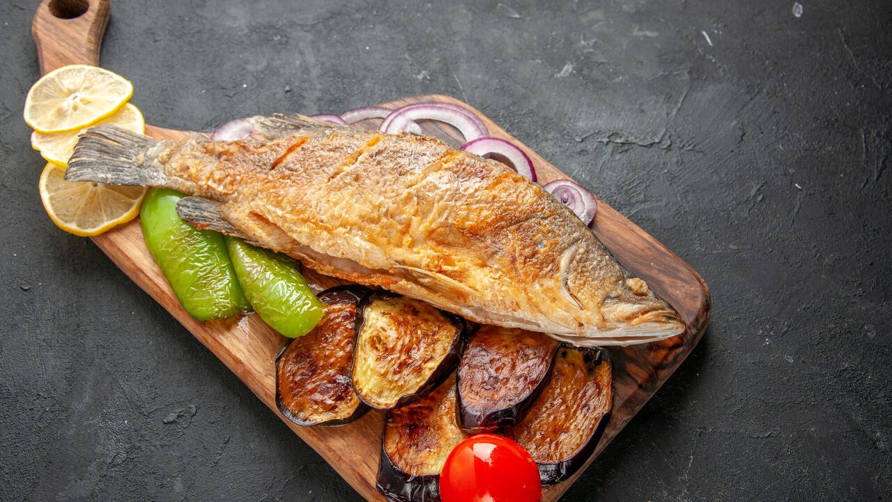 How to cook fish deliciously so that it is odorless: a recipe for a healthy and tasty dish