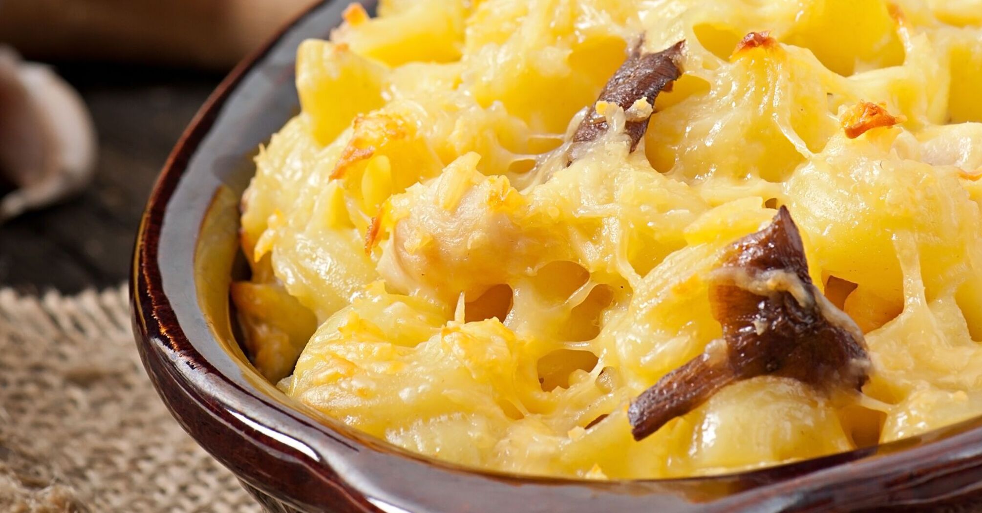 New potatoes with cheese: a dish that everyone will definitely like
