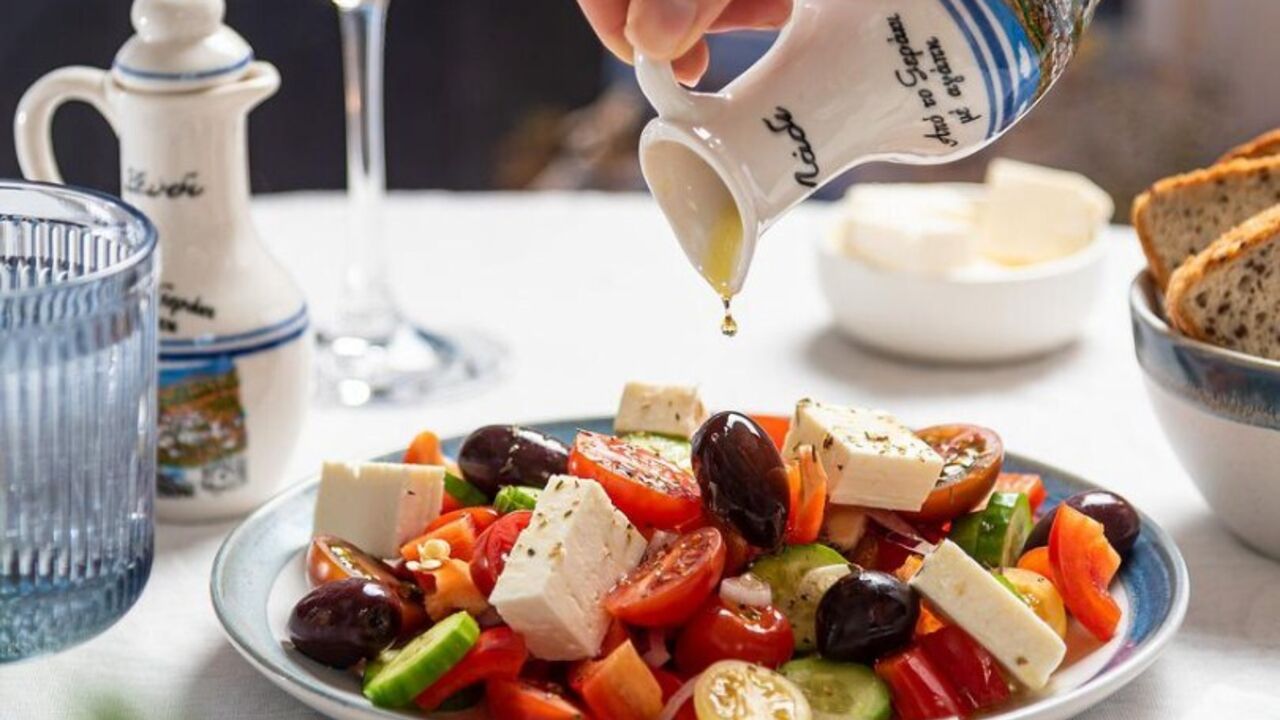 What to add to tomato salad for a bright flavor: just one ingredient