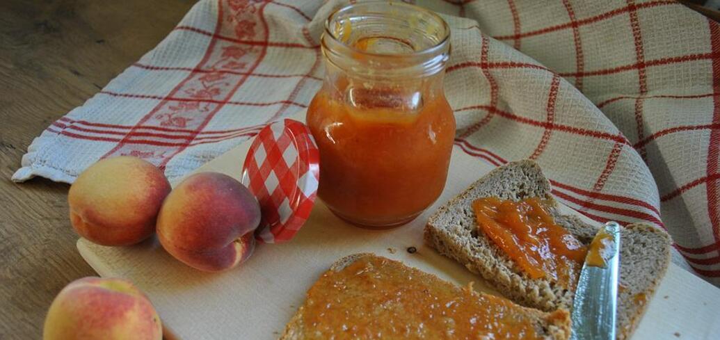 Thick peach jam with a secret ingredient: an easy and quick recipe