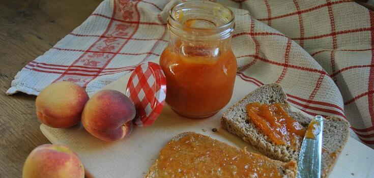 Thick peach jam with a secret ingredient: an easy and quick recipe