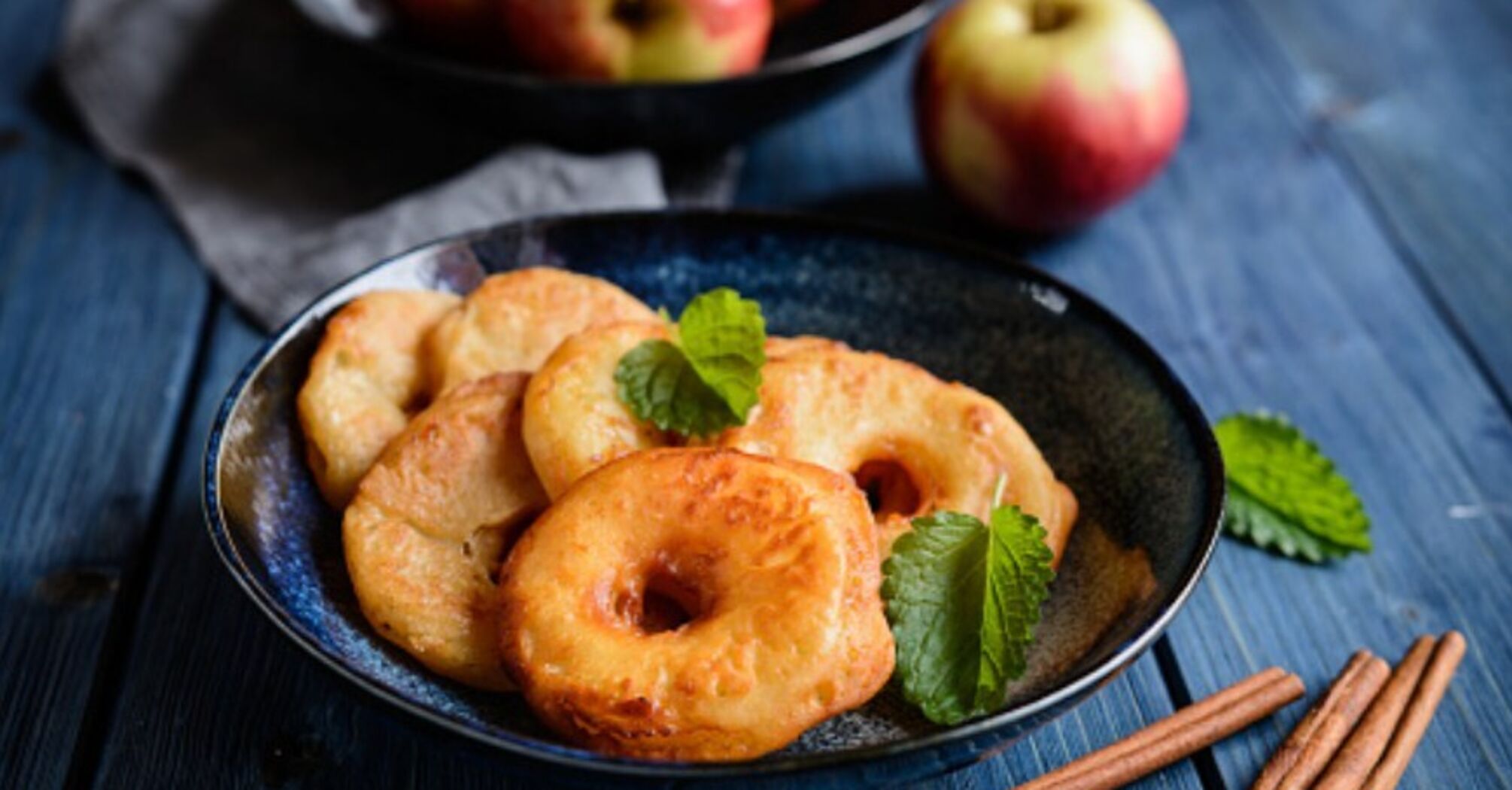 Battered apples according to an old recipe: no-bake dessert in 15 minutes