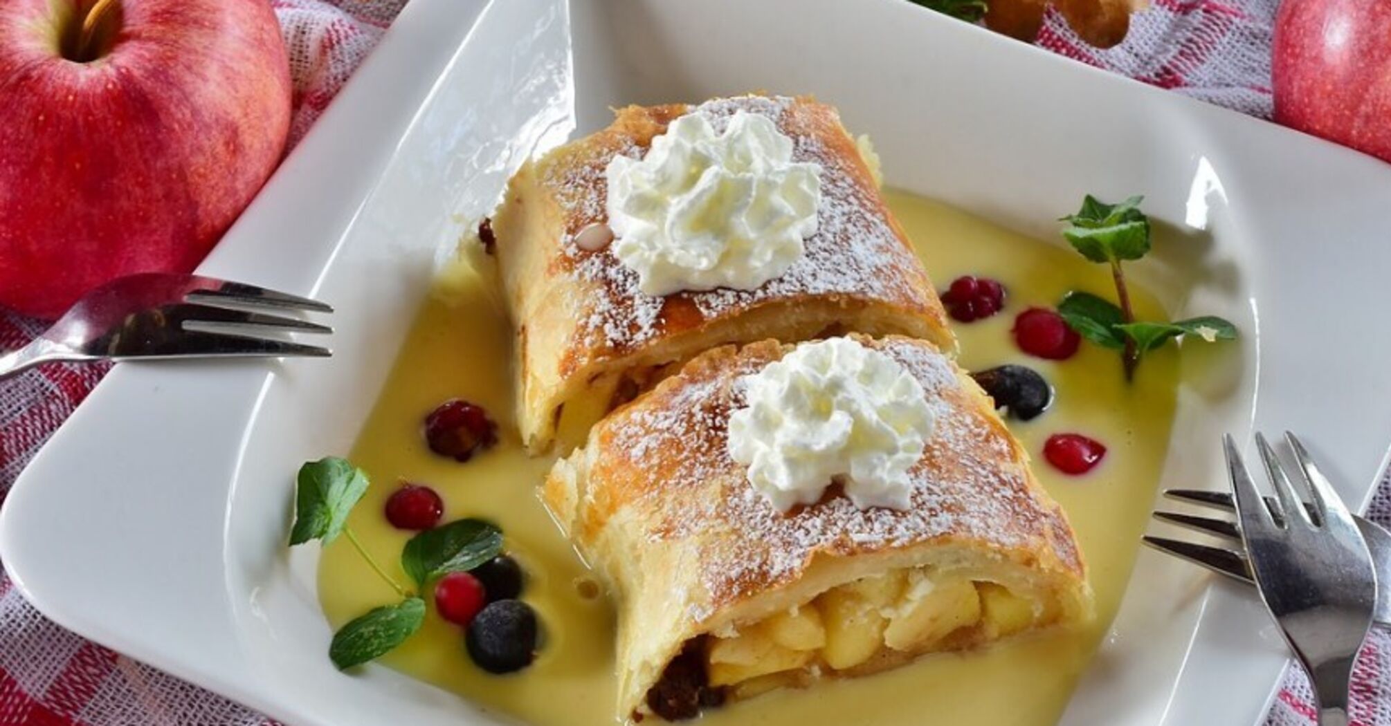 The most delicious apple strudel in 20 minutes: what to cook with pita bread