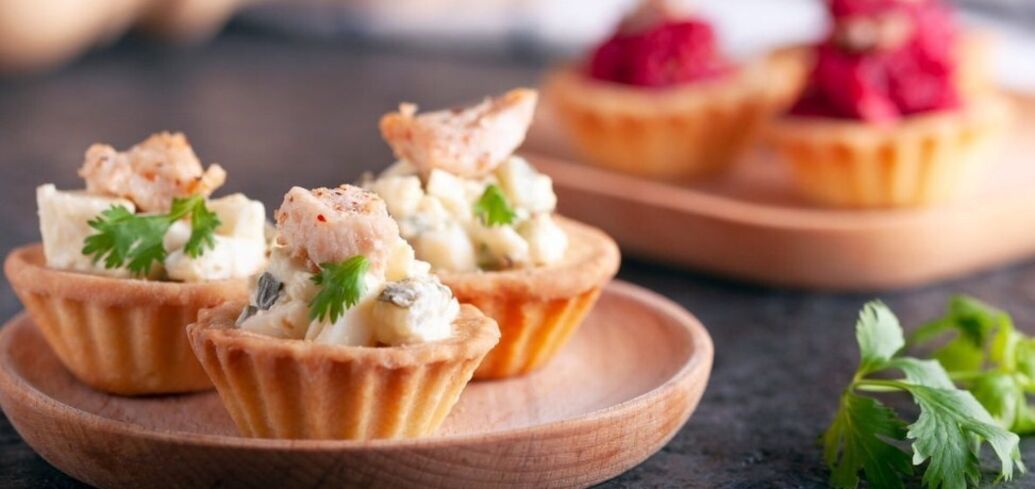 What salad to cook in tartlets: a festive dish in 10 minutes