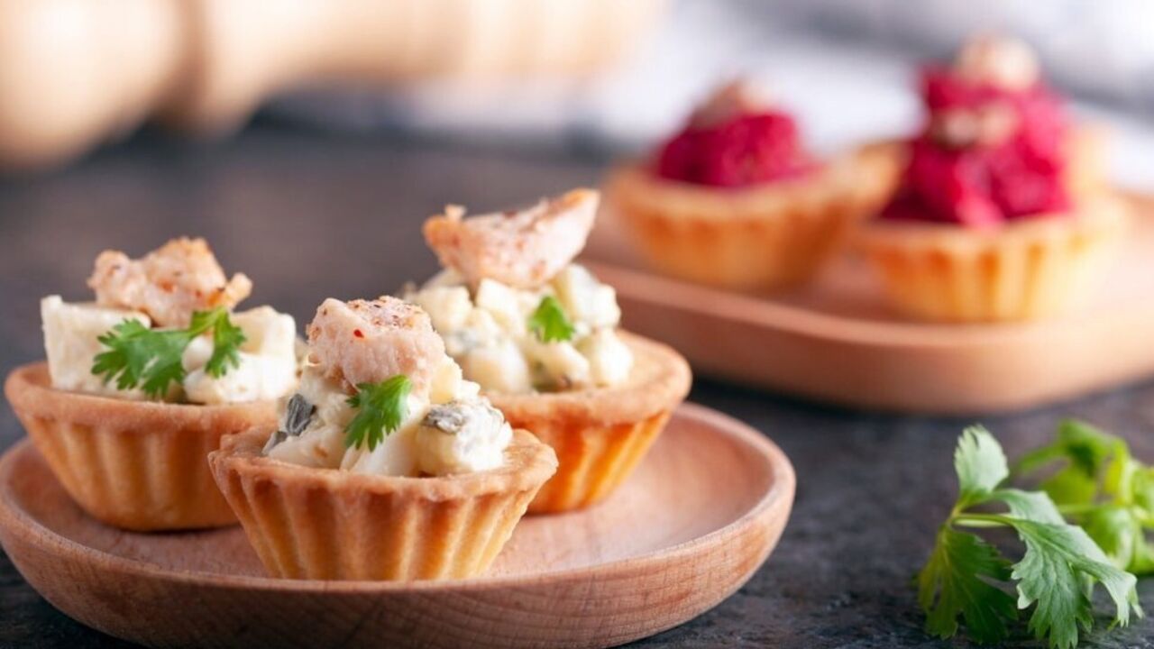 What salad to cook in tartlets: a festive dish in 10 minutes