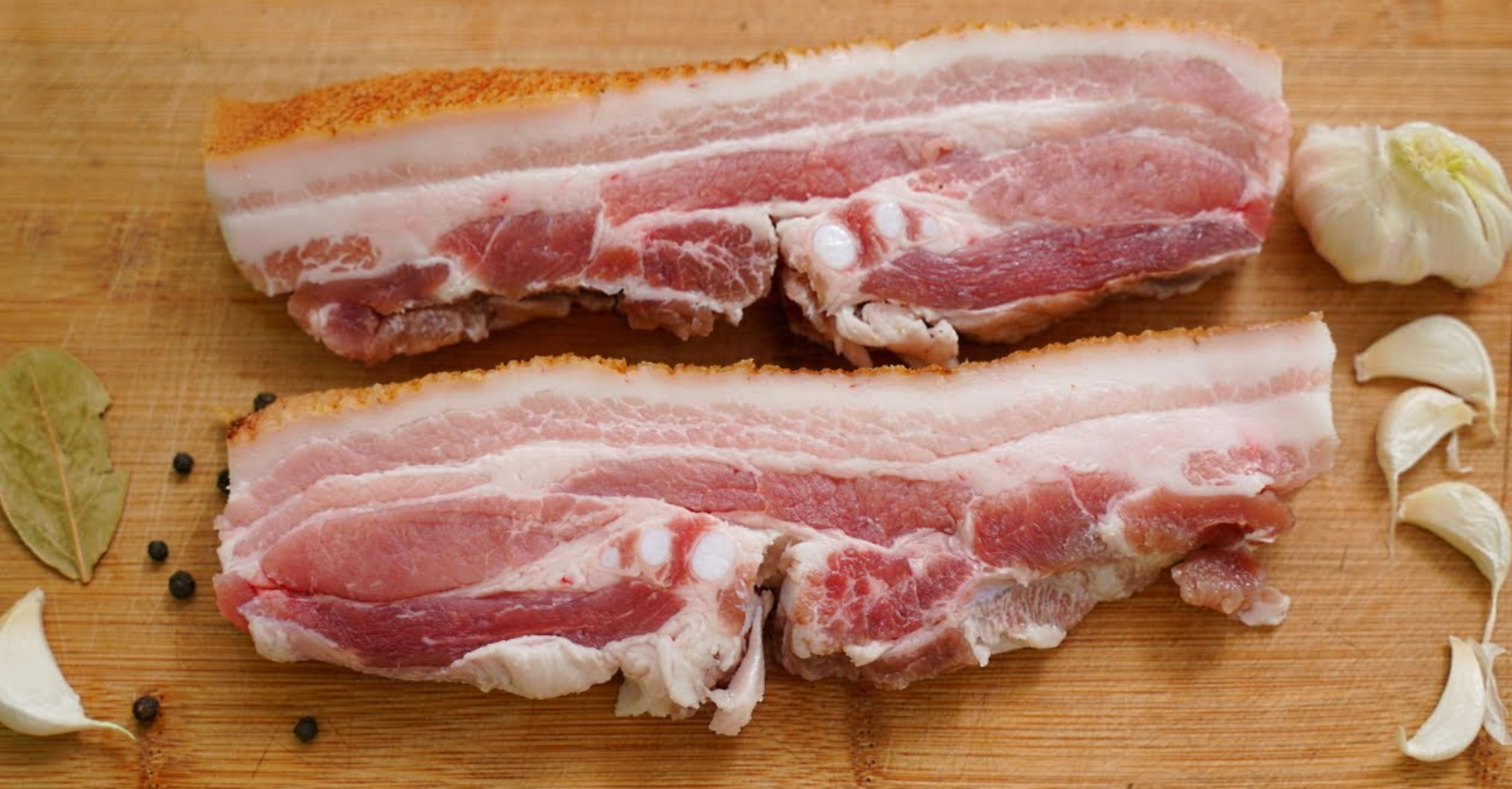 How to bake general lard in the oven: take strong mustard and lots of garlic