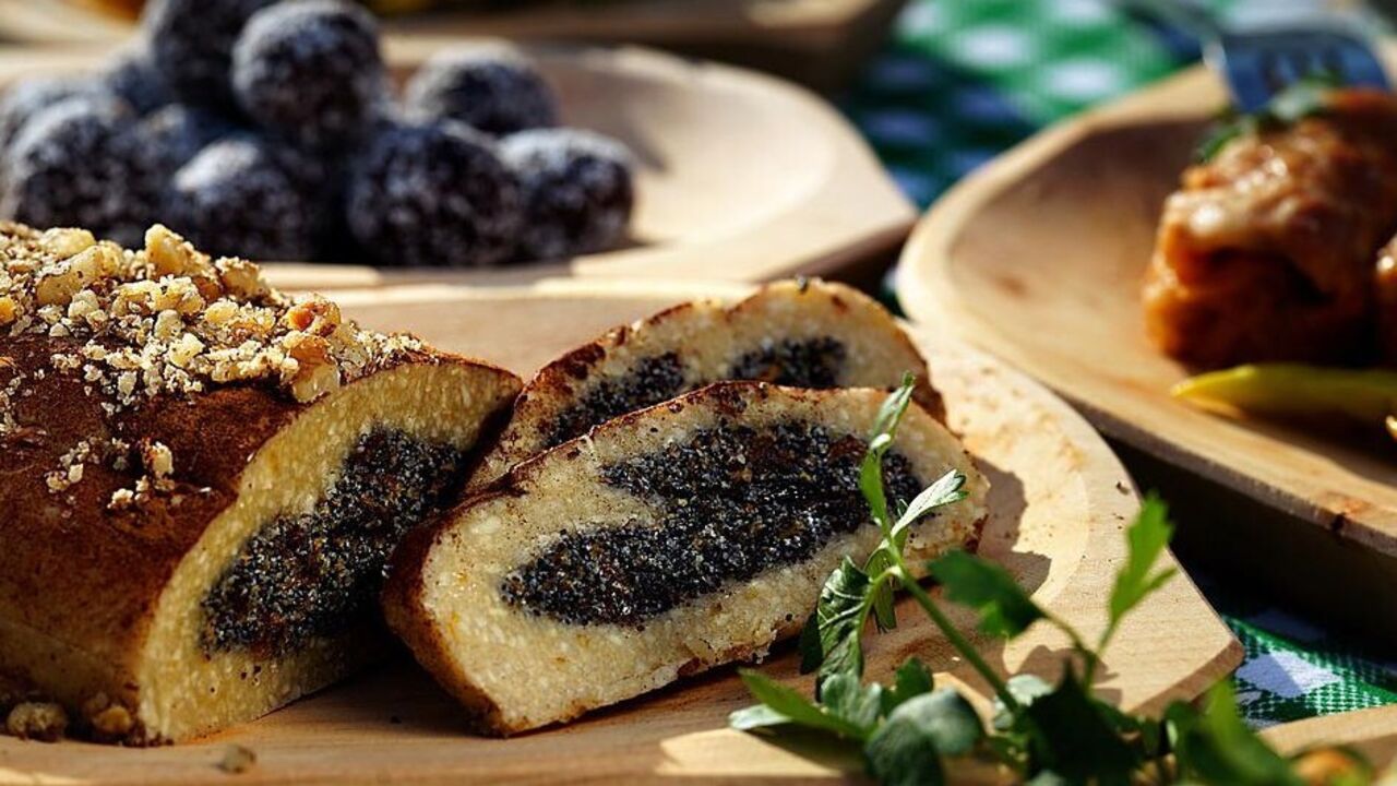 Tender roll with juicy poppy seed filling: how to make the dough