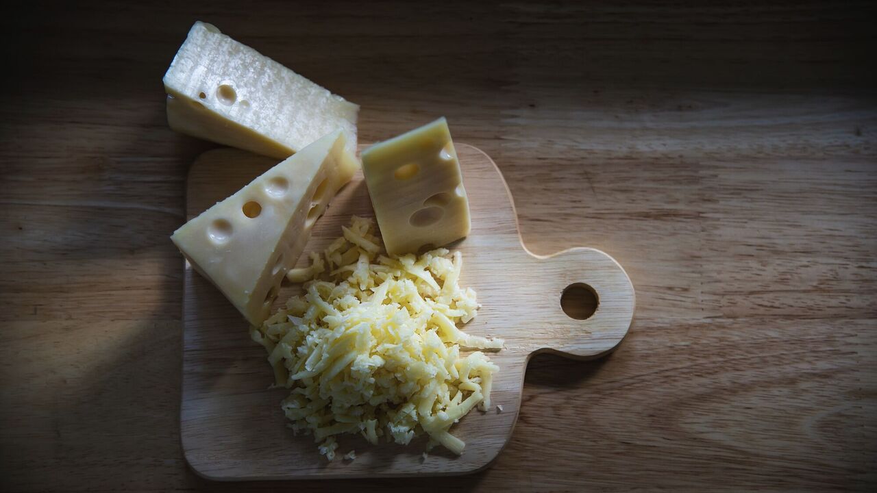 How to use a cheese grater correctly: life hack