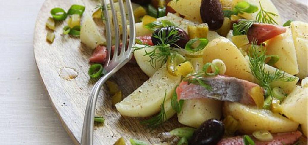Potato and herring salad: a recipe for a hearty and budget-friendly dinner dish
