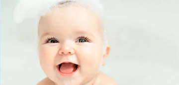 Чому не варто купати дитину перед сном