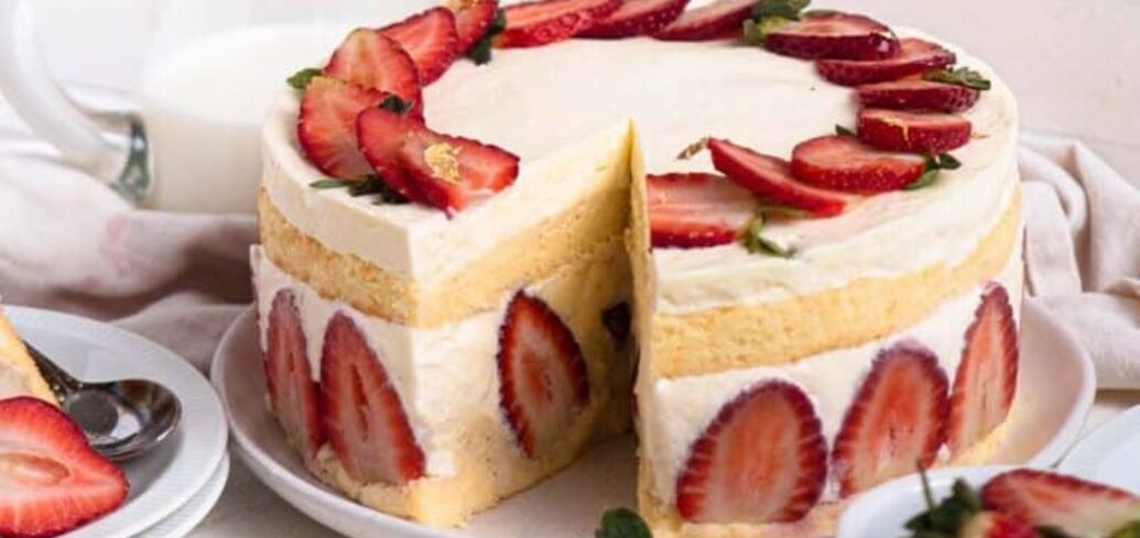 'Fresier' fruit cake: how to make a fluffy sponge cake for dessert