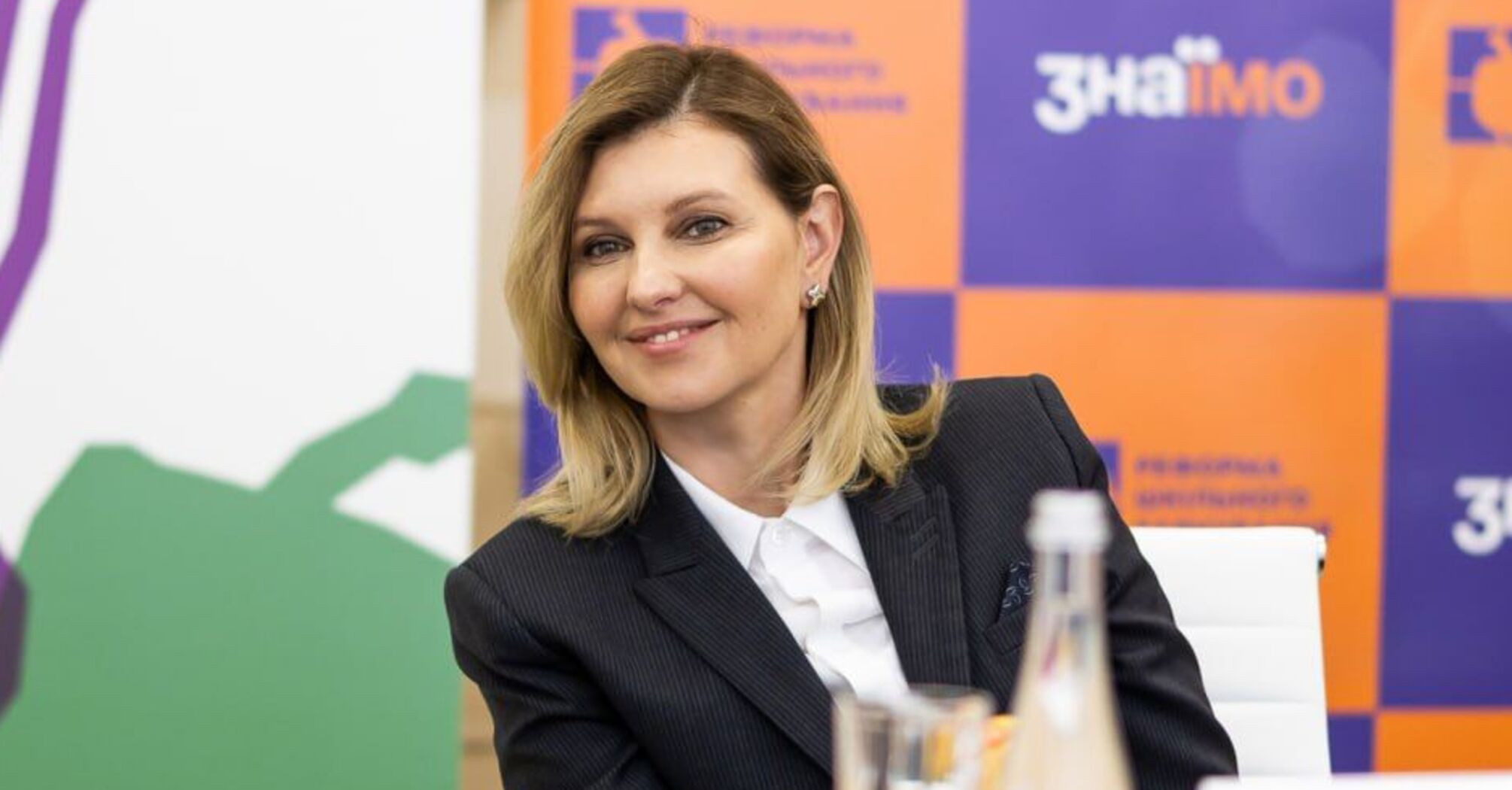 A pinstriped suit and butterfly earrings. Zelenska has lunch with lyceum students in Kyiv region