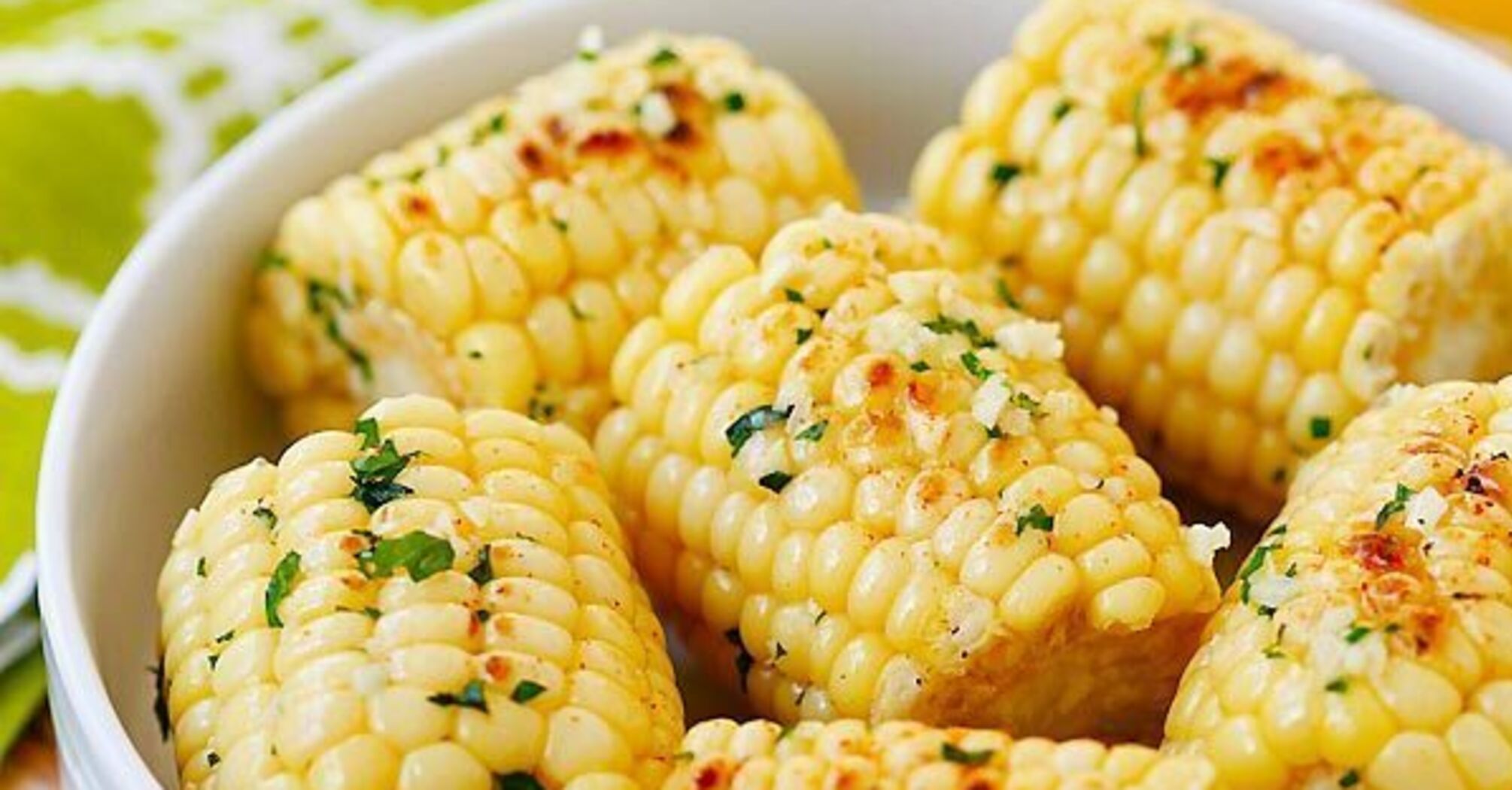 How to cook corn deliciously and quickly: a budget option