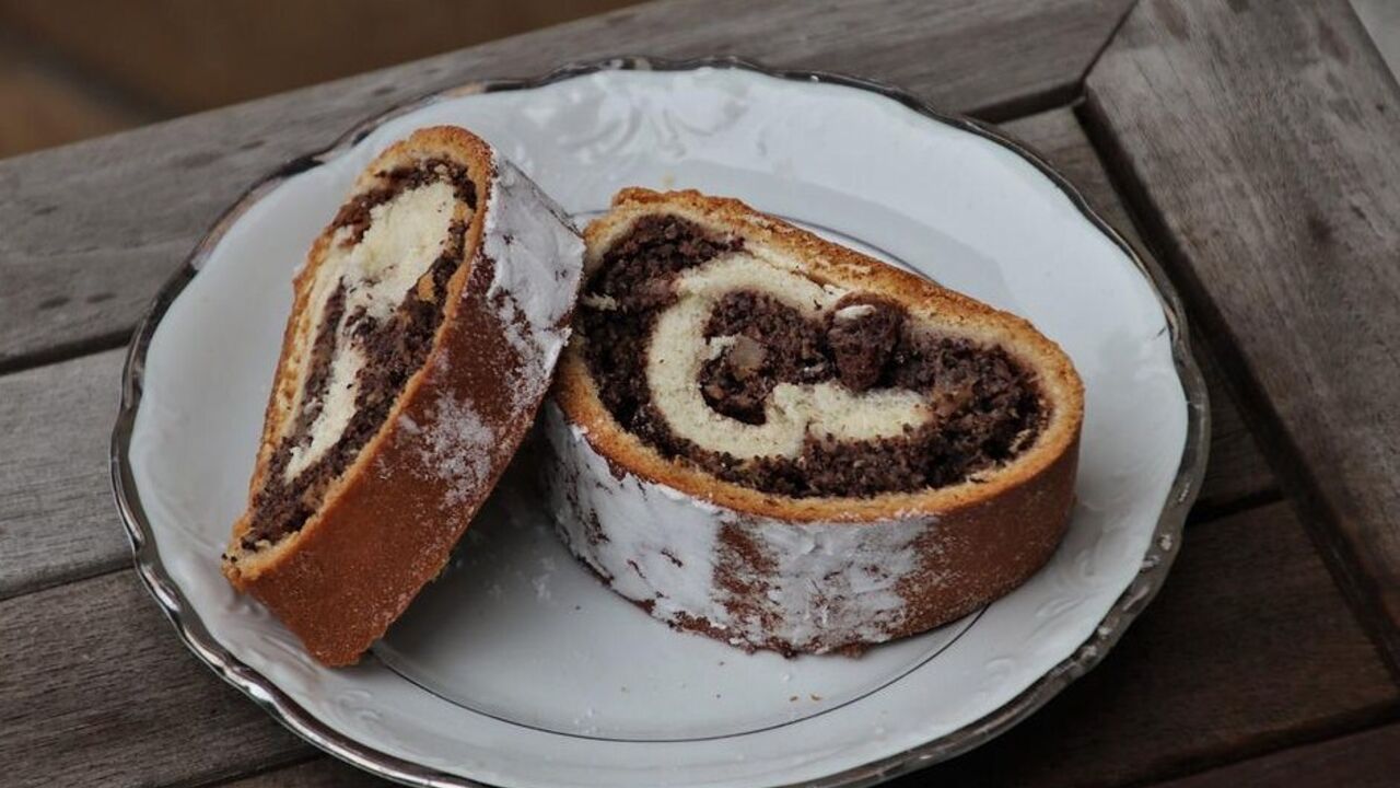 Without milk and yeast: how to make a quick poppy seed cake