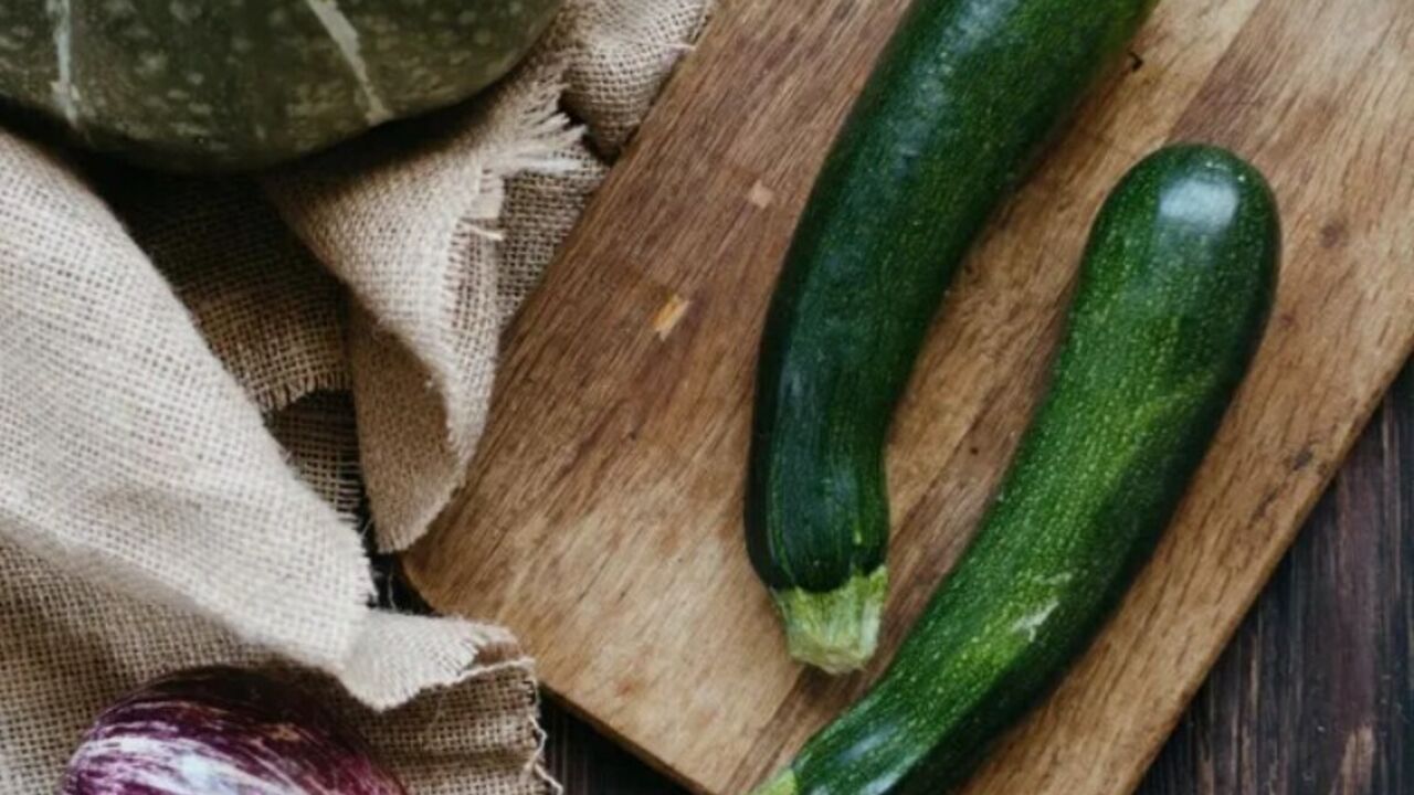 How to cook zucchini to make them low-fat: with cheese and tomatoes