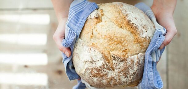 Jak zrobić zdrowy domowy chleb dla całej rodziny: można piec w piekarniku lub w multicookerze