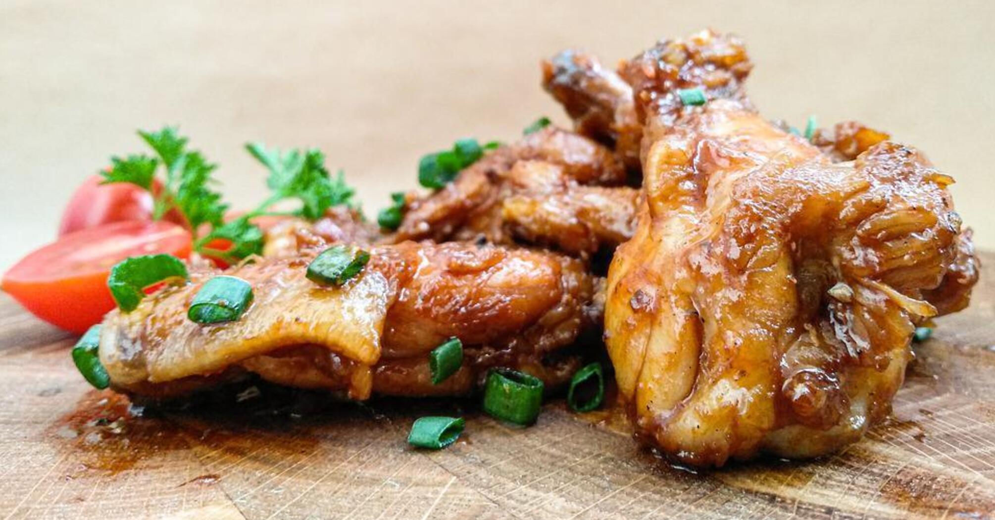 Baked chicken wings with a crust: what to marinate in