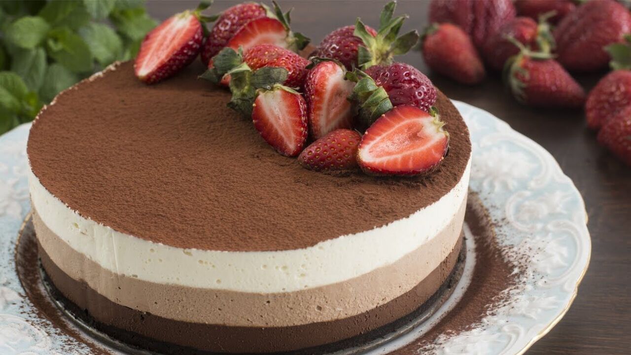 Popular "Three Chocolates" cake: how to make at home