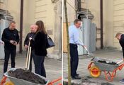 Brytyjski minister spraw zagranicznych przybywa do Lwowa i sadzi drzewo w "przełomowym" miejscu. Wideo