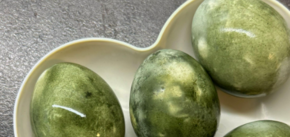 How to dye eggs olive for Easter: a simple idea