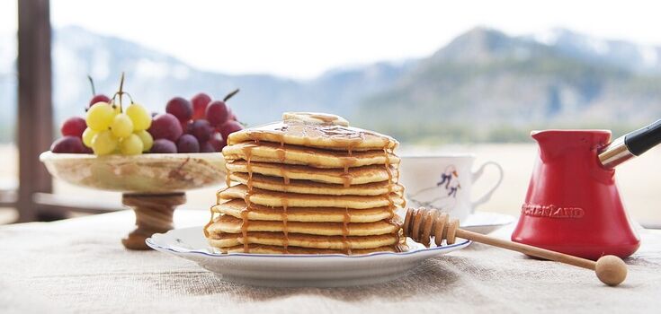 Fluffy three-ingredient pancakes: no flour, sugar or soda