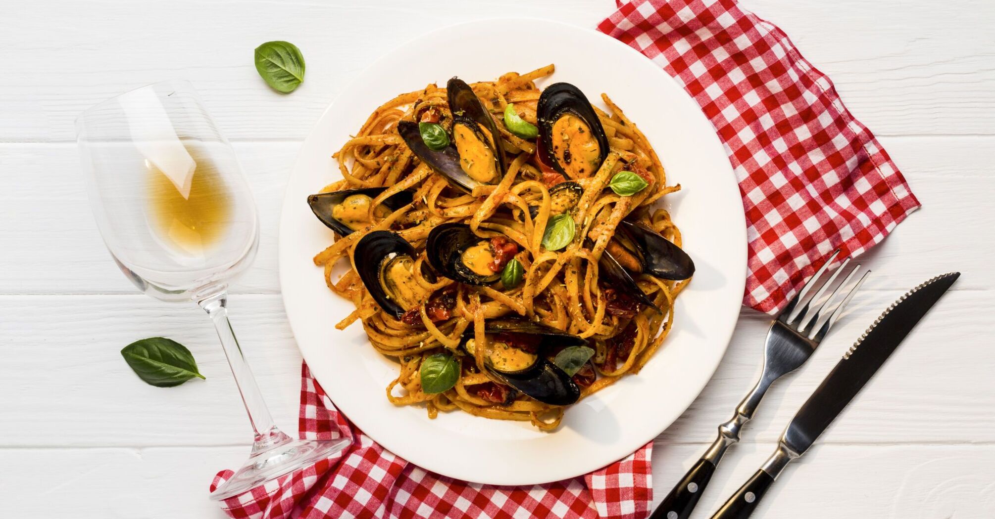 Pasta with mussels in tomato sauce: unrealistic deliciousness in 15 minutes