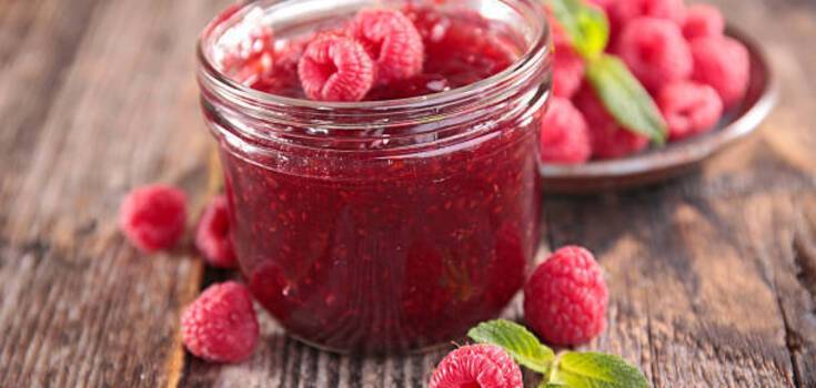 Delicious jam in five minutes: made from any berries