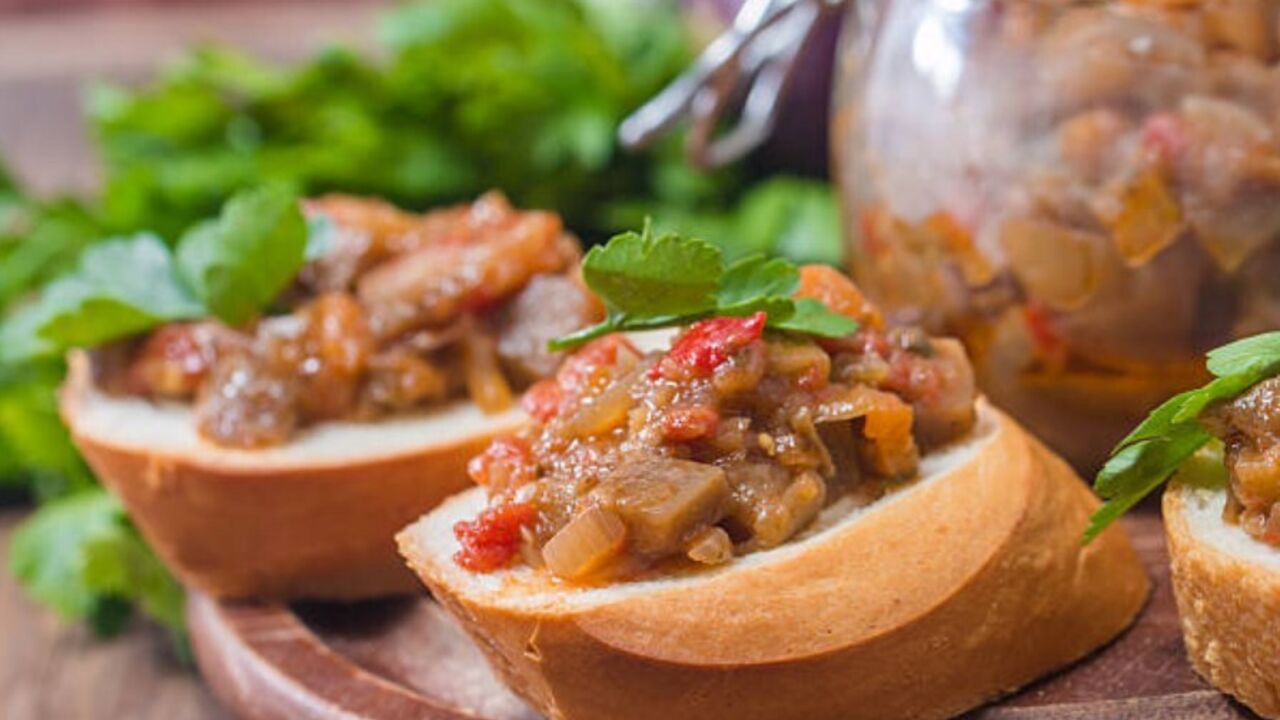 Eggplant and pepper bread spread: it is cooked faster than caviar